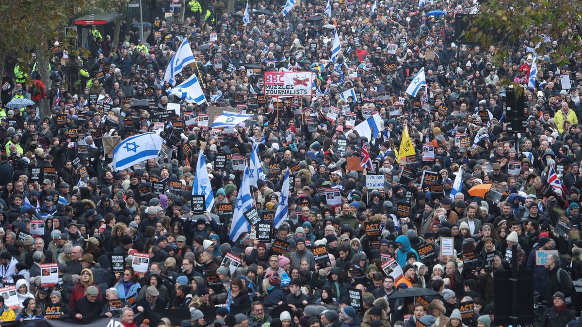 Desetitisíce lidí pochodovaly Londýnem proti antisemitismu
